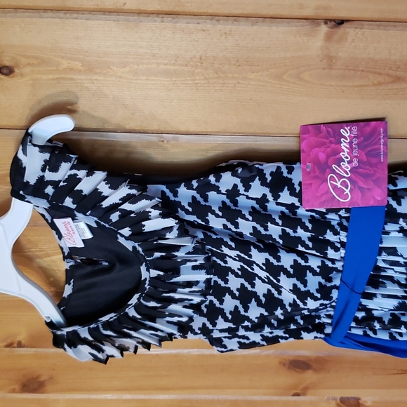 New Arts Fun BLOOM  de Jeune fille black and white with blue sash szgirls 10-12 - Picture 3 of 8